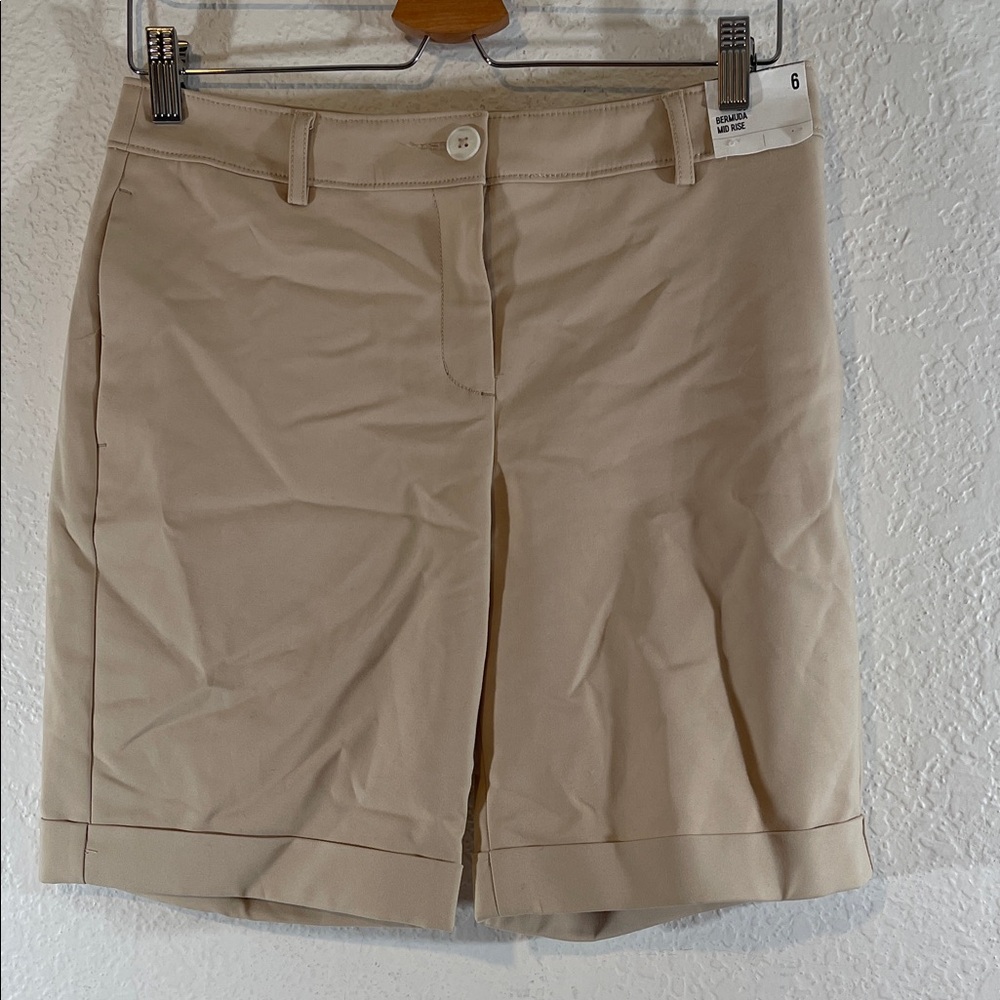 EXPRESS Mid Rise Bermuda Women Beige Short With Pockets Size 6 NEW